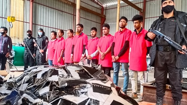 পোশাক চোর চক্রের ৮ সদস্য আটক