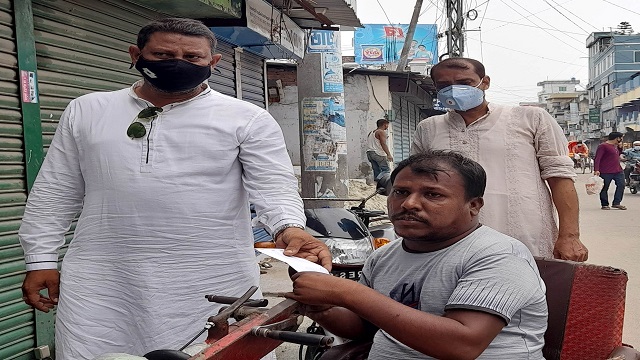 সৈয়দপুরের প্রতিবন্ধী ফেরিওয়ালার পাশে দাঁড়ালেন যুবলীগ নেতা ফিরোজ