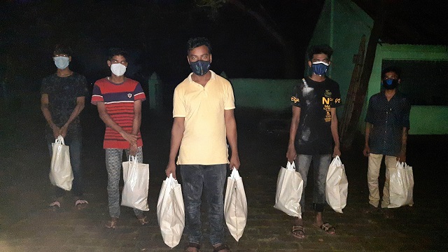 রাতে খাদ্য সহায়তার থলে নিয়ে ছোটেন তারা