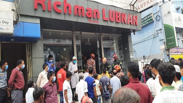 সৈয়দপুরে রিচম্যান শপিংশপে আগুন