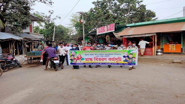 নওগাঁয় সৌজাউদ্দোলা বিপ্লবের পক্ষ থেকে মাস্ক বিতরণ 
