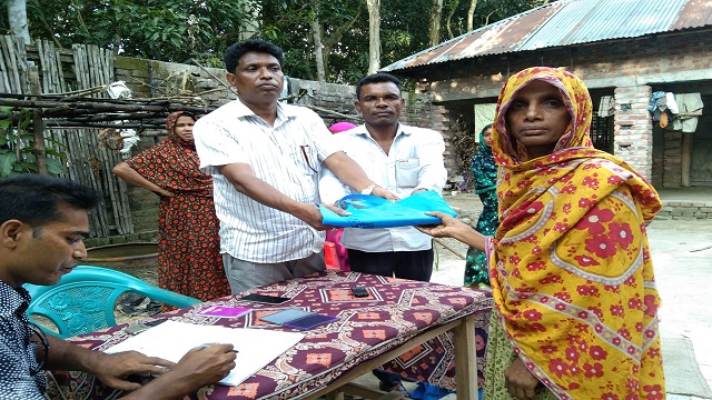 মান্দায় অসহায়দের মাঝে ঈদ বস্ত্র বিতরণ করলেন মোঃ মোজাফফর হোসেন