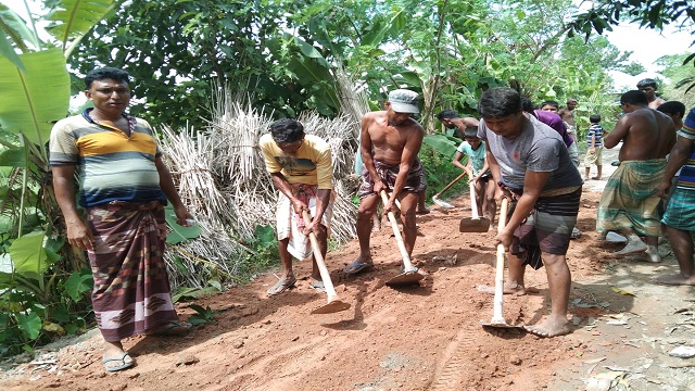মান্দায় স্বেচ্ছাশ্রমে রাস্তা মেরামত
