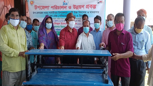 পার্বতীপুরে ১২ শিক্ষা প্রতিষ্ঠানে পলিমার বেঞ্চ বিতরণ