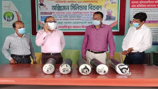 পার্বতীপুরে করোনা মোকাবেলায় হাসপাতালে অক্সিজেন সিলিন্ডার বিতরণ