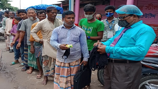 পার্বতীপুরে করোনা যোদ্ধা শফিকুল মাস্টারের মাস্ক ও সাবান বিতরণ চলছে