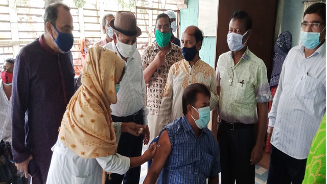 পার্বতীপুরে টিকা কেন্দ্র পরিদর্শন