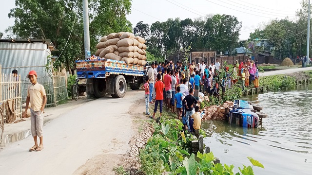 রাস্তায় ট্রাক্টরে ধান লোড দেয়ায় পিকআপ পুকুরে, আহত ২