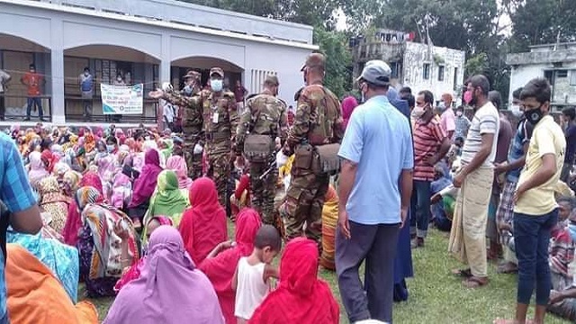 পলাশবাড়ী পৌরসভায় সেনাবাহিনীর সহযোগিতায় ভিজিএফ এর চাল বিতরণ