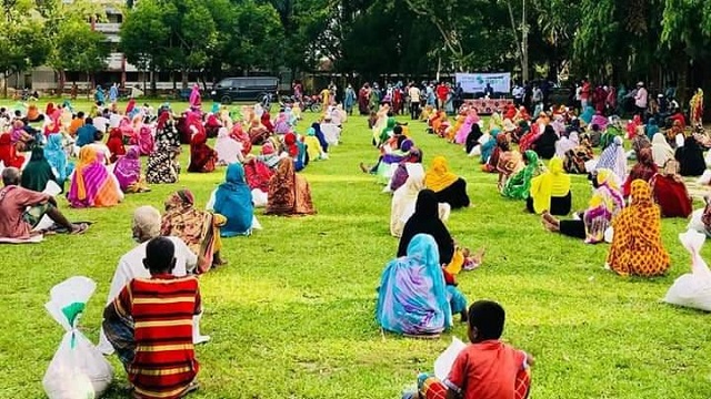 পলাশবাড়ীতে দুস্থদের  মাঝে বসুন্ধরার ঈদ সামগ্রী বিতরণ