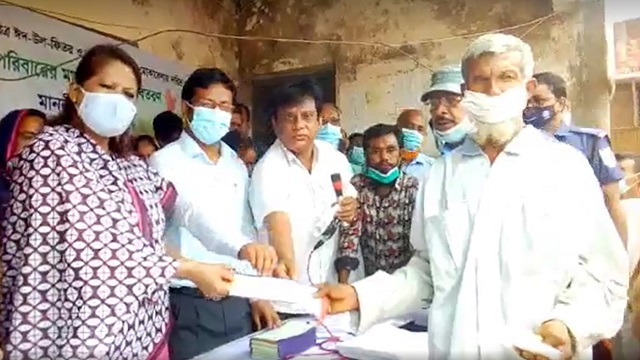 পলাশবাড়ীর কিশোরগাড়ী ইউনিয়নে খাদ্য সহায়তা হিসেবে নগদ অর্থ বিতরণ।