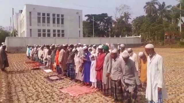 সাতক্ষীরার শ্যামনগরে রহমতের বৃষ্টি কামনায় নামাজ