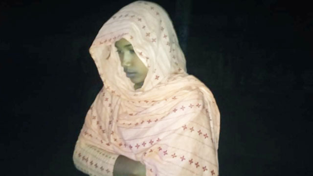 বিয়ের দাবিতে প্রেমিকের বাড়ির সামনে প্রেমিকার অনশন