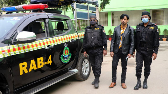 রাজধানীতে ইয়াবাসহ মোটরসাইকেল আরোহী আটক