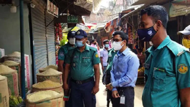 রাজশাহীতে বাজারে মূল্য তালিকা না থাকায় জরিমানা