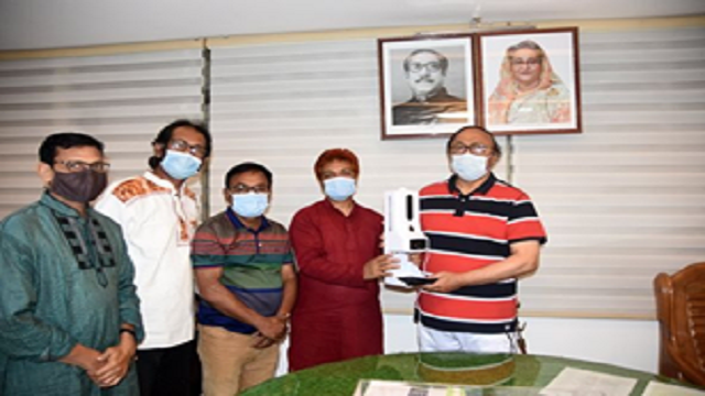 রাসিক মেয়রকে হ্যান্ড স্যানিটাইজার, মাস্ক ও ইনফ্লারেড থার্মোমিটার প্রদান 