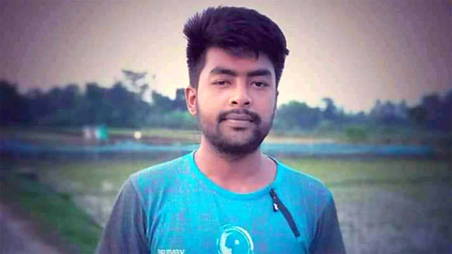 আগুনে বেঁচে যাওয়া ছেলে জানে না তার বাবা-মা আর নেই