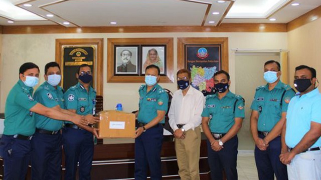 মেট্রোপলিটন পুলিশের সকল ইউনিটে মাস্ক ও হ্যান্ড স্যানিটাইজার বিতরণ