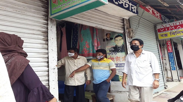 ৯ আগস্ট গভীর রাতে দুটি দোকানে চুরি সংঘটিত হয়