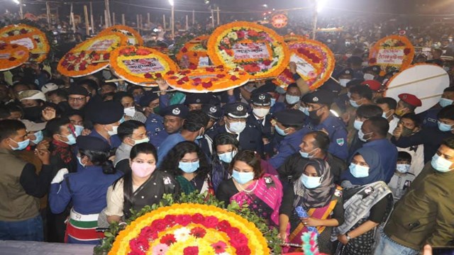 সাতক্ষীরায় একুশের প্রথম প্রহরীতে শহীদ বেদিতে শ্রদ্ধাঞ্জলি