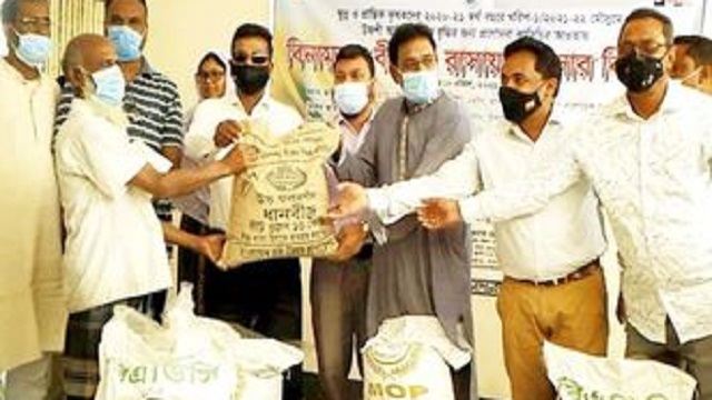 সাঘাটায় কৃষকদের মাঝে বিনামূল্যে বীজ ও সার বিতরণ 