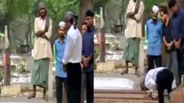 মা-বাবার কবরে গিয়ে অঝোরে কাঁদলেন শাহরুখ