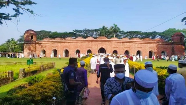 স্বাস্থ্যবিধি মেনে ষাটগম্বুজ মসজিদে ঈদের জামাত অনুষ্ঠিত