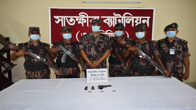 সাতক্ষীরার ভাদিয়ালী সীমান্ত থেকে পিস্তল ও গুলি উদ্ধার
