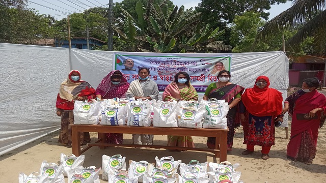 সাতক্ষীরায়  খাদ্য ও স্বাস্থ্য সুরক্ষা সামগ্রী বিতরণ