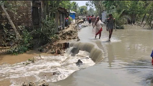 সাতক্ষীরায় বেড়িবাঁধ ভেঙে চার গ্রাম প্লাবিত