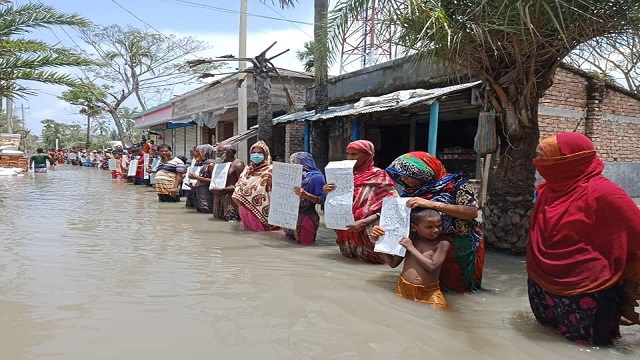 প্রতাপনগরে টেকশই  প্রধান সড়কের উপর কোমর পানিতে দাঁড়িয়ে মানববন্ধন