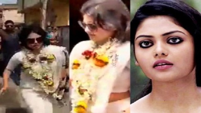 শাড়ির কুচি ধরে দৌড় সায়নীর!
