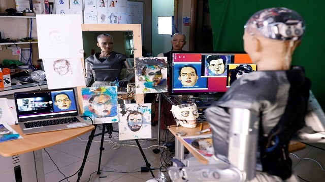 রোবট শিল্পী সোফিয়ার প্রথম শিল্পকর্ম নিলামে উঠছে  বুধবার