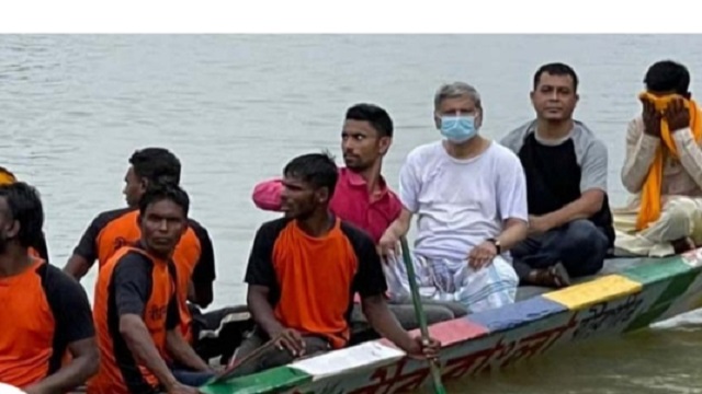লুঙ্গি গেঞ্জি পরে নৌকায় চড়লেন পরিকল্পনামন্ত্রী