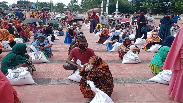 সুনামগঞ্জে প্রধানমন্ত্রীর ত্রাণ সহায়তা বিতরণ