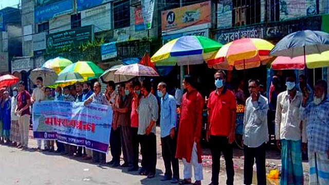 হাওরের ফসল রক্ষায় বাঁধ নির্মাণের দাবীতে মানববন্ধন