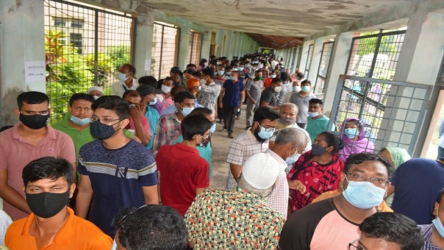 গণটিকা কার্যক্রমে মানুষের ভিড়, কার্ড নিয়ে ভোগান্তি