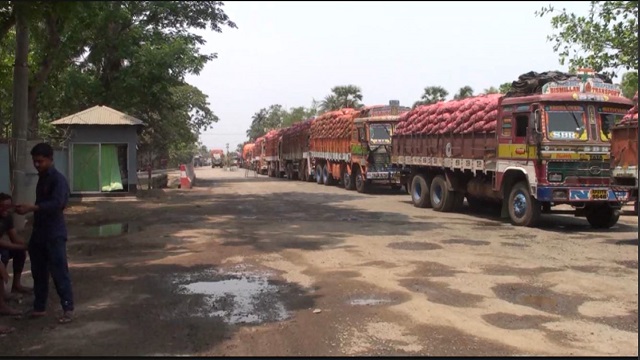 অবশেষে সাতক্ষীরার ভোমরা স্থলবন্দরে পণ্য খালাস শুরু