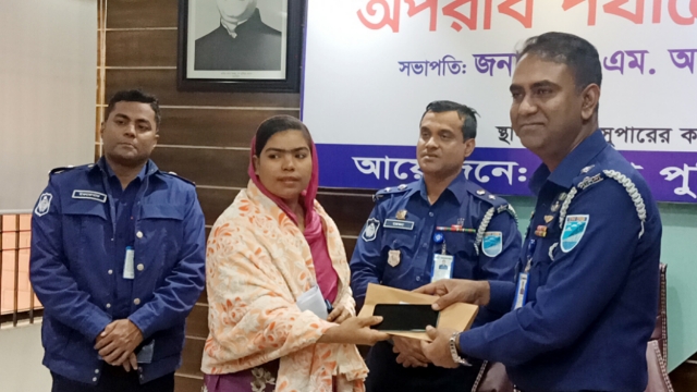রাজবাড়ীতে হারানো ১০০ মোবাইল উদ্ধার, মালিককে হস্তান্তর