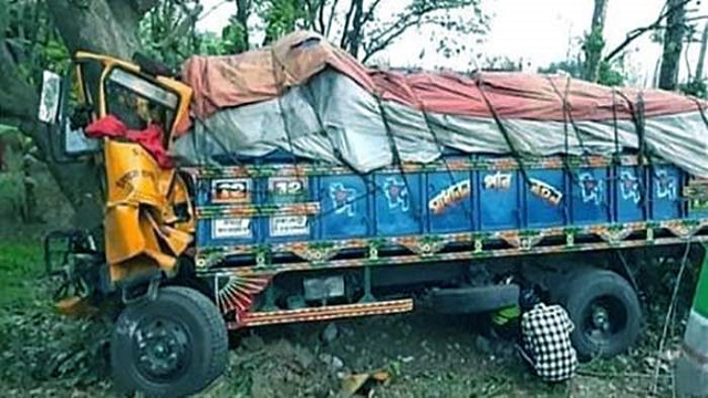 ফরিদপুরে সড়ক দুর্ঘটনায় প্রাণ গেল ট্রাকচালকের
