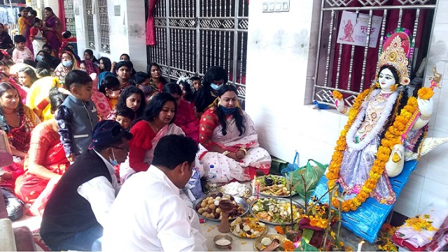 ফকিরহাটে বিভিন্ন মণ্ডপে ও শিক্ষা প্রতিষ্ঠানে বিদ্যাদেবীর আরাধনা