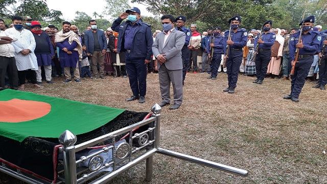 ঘোড়াঘাটে রাষ্ট্রীয় মর্যাদায় বীর মুক্তিযোদ্ধার লাশ দাফন