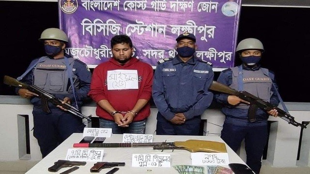 লক্ষ্মীপুরে দেশী-বিদেশী অস্ত্রসহ যুবক আটক