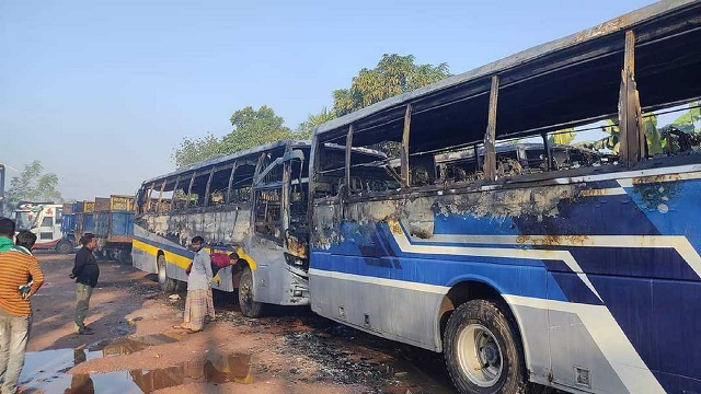 ফিলিং স্টেশনে দাঁড়িয়ে থাকা ৩ বাসে আগুন