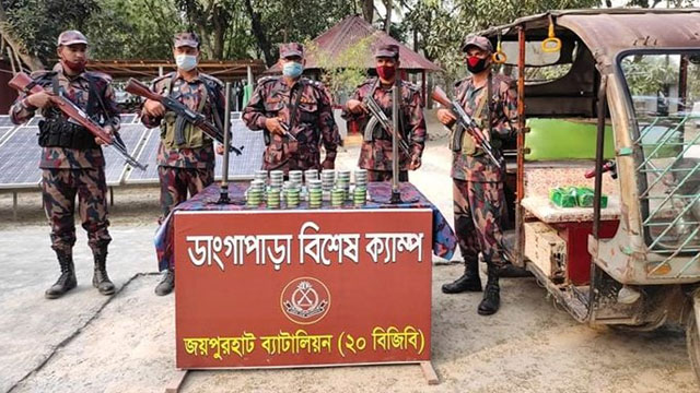 অটোচালকের সিটের নিচে ৪০ হাজার পিস গুলি