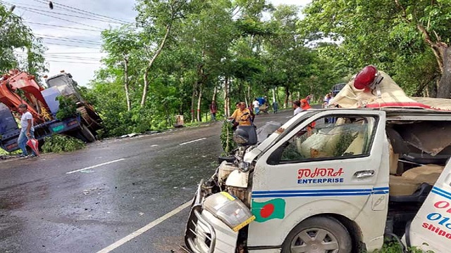 এস্কেভেটর-অ্যাম্বুলেন্স মুখোমুখি সংঘর্ষ, নিহত ৪