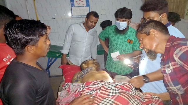 চাচাকে এলোপাতারি কুপিয়ে জখম করে ভাতিজা