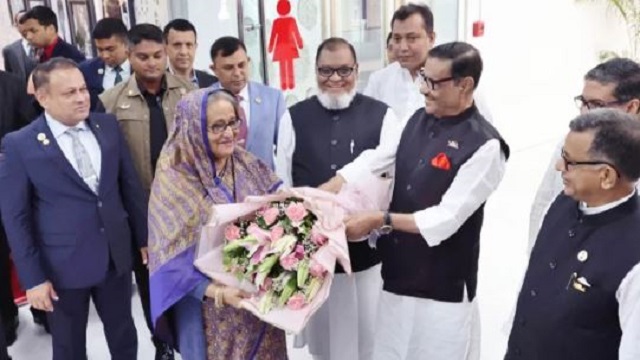 দেশে ফিরলেন প্রধানমন্ত্রী