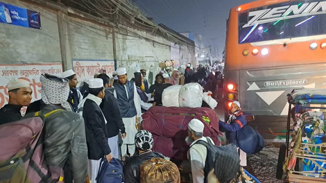 রাত থেকেই বাস-ট্রাকে ইজতেমার মাঠে আসছেন মুসল্লিরা