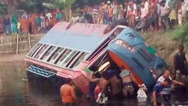 খুলনার পাইকগাছায় যাত্রীবাহী বাস নিয়ন্ত্রণ হারিয়ে পুকুরে, আহত ২০